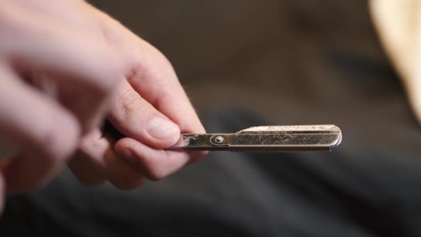 Ferramenta de close-up desinfecção da lâmina com a ajuda de um anti-séptico na barbearia ou no salão dos homens — Vídeo de Stock