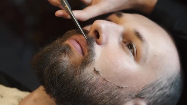 Peluquero cortar un bigote clientes con cortadoras — Vídeo de stock