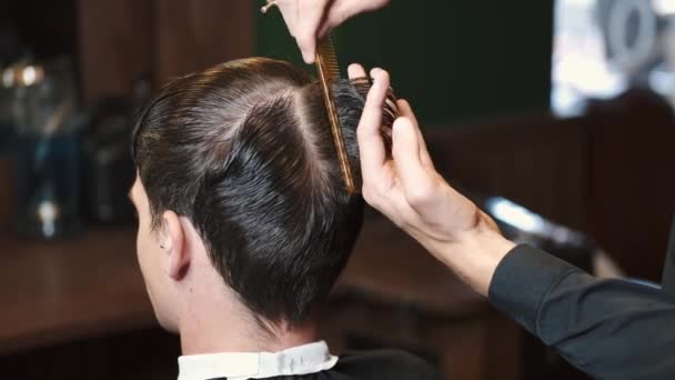 Barber recortar el cabello de los clientes utilizando herramientas en la tienda — Vídeo de stock