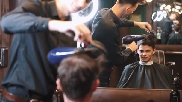 Peluquero con secador de pelo y peine para peinado masculino — Vídeo de stock