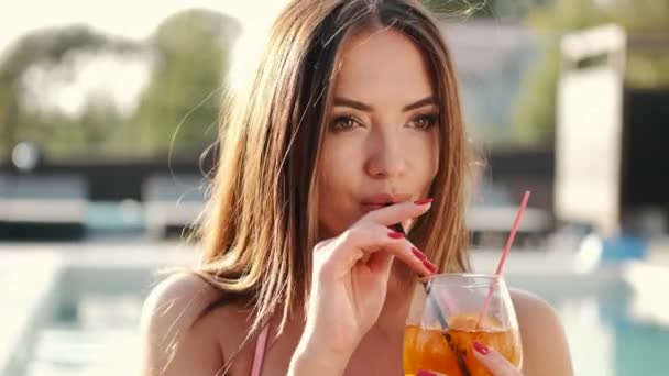 Красивая молодая женщина пьет коктейль крупным планом — стоковое видео