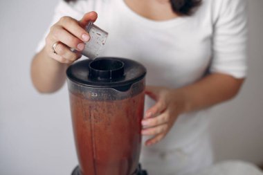Beyaz elbiseli şef çikolatalı pasta hazırlıyor..