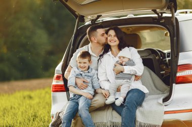 Aile açık sandıkta bir yaz ormanında