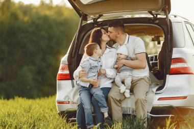 Aile açık sandıkta bir yaz ormanında