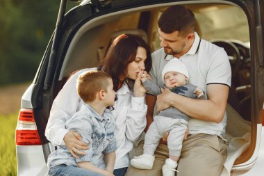 Aile açık sandıkta bir yaz ormanında
