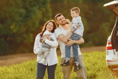 Aile açık sandıkta bir yaz ormanında