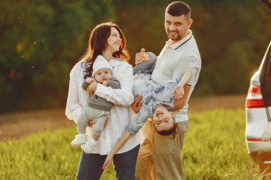 Yaz tarlasında oynayan sevimli bir aile.