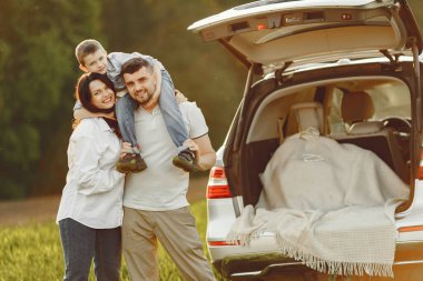 Aile açık sandıkta bir yaz ormanında