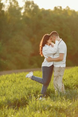 Güzel bir çift yaz tarlasında vakit geçirir.