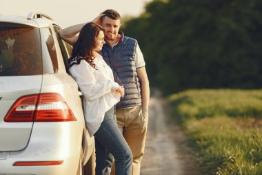 Güzel bir çift yaz tarlasında vakit geçirir.