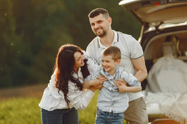 Familie im Sommerwald am offenen Stamm — Stockfoto