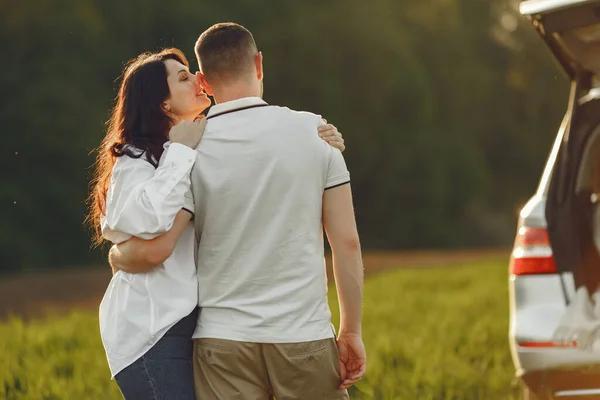 Hermosa pareja pasar tiempo en un campo de verano —  Fotos de Stock