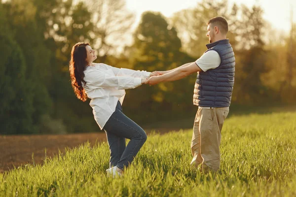 Hermosa pareja pasar tiempo en un campo de verano —  Fotos de Stock