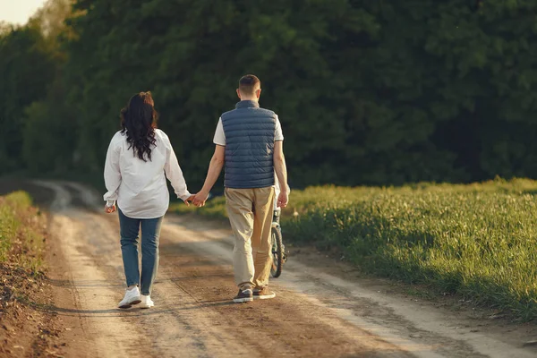 Leuke familie spelen in een zomer veld — Stockfoto