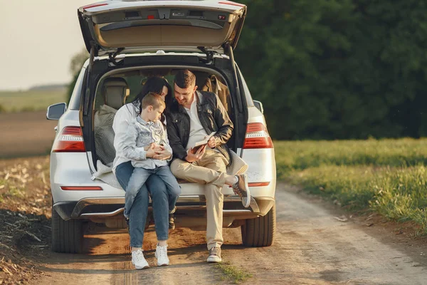 Famiglia in una foresta estiva dal tronco aperto — Foto Stock