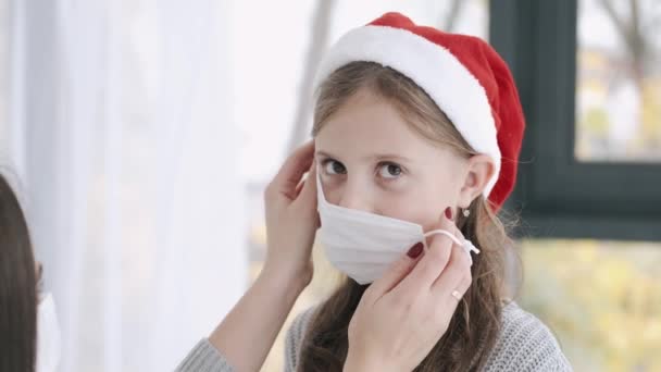 Mother putting on a mask on daughters face — Stock Video