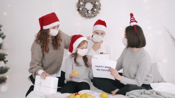 Uroczysta rodzina w kapelusze party i maski świętujące Nowy Rok — Wideo stockowe