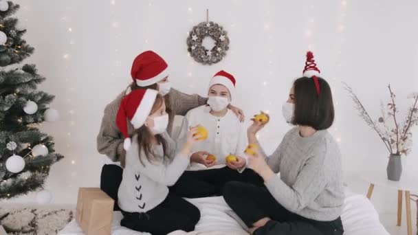 Famille festive en chapeaux de fête et masques célébrant le nouvel an — Video