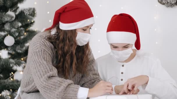 Mère et fils déballer de nouveaux cadeaux ans — Video