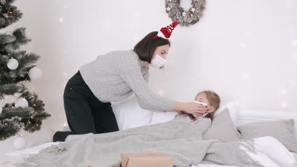 Mother and ill child in bed during new year holidays — Stock Video