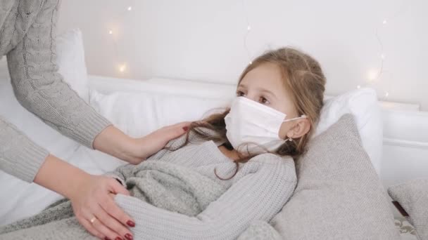 Mãe e criança doente na cama durante as férias de ano novo — Vídeo de Stock