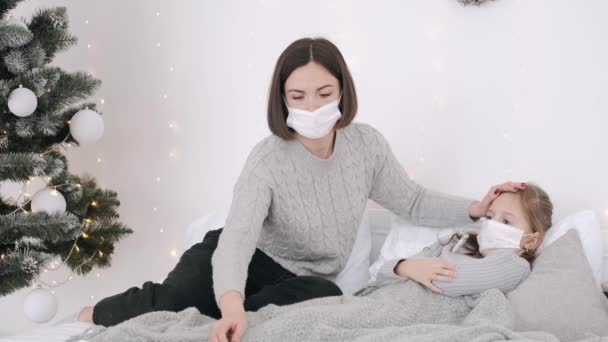 Mother and ill child in bed during new year holidays — Stock Video