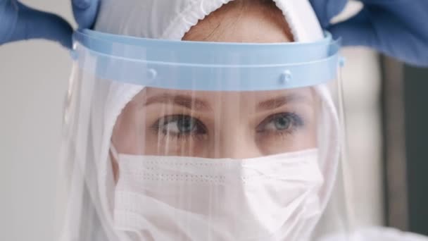 Žena epidemioložka je připravena pracovat, nasaďte si ochranné prostředky — Stock video