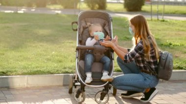 Kızlarını dezenfekte eden bir kadın.