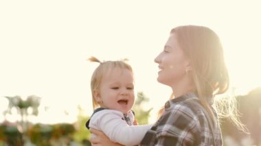 Anne parkta küçük kızıyla oynuyor.