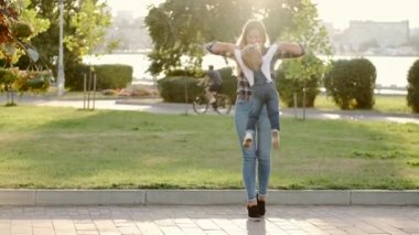 Anne ve küçük kızı güneşli havada parkta eğleniyorlar.