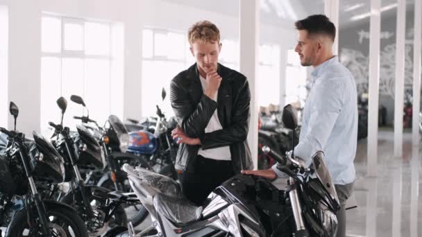 Klantgesprekken met consultant over de motor — Stockvideo