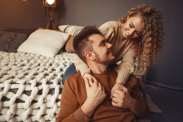 Elegante pareja sentada en casa cerca del árbol de Navidad — Foto de Stock