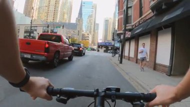 Chicago, Illinois: 27 Ekim 2020 Bisikletli bir adamdan görüntüler