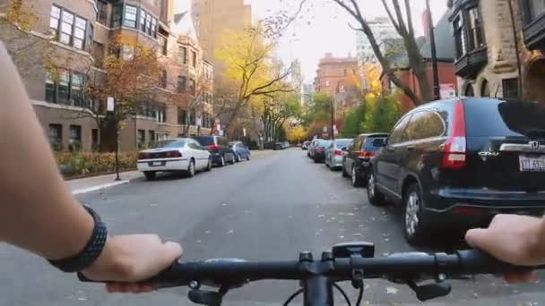 Chicago, Illinois: 27. října 2020 pohled z chlapa projíždějícího městem na kole — Stock video