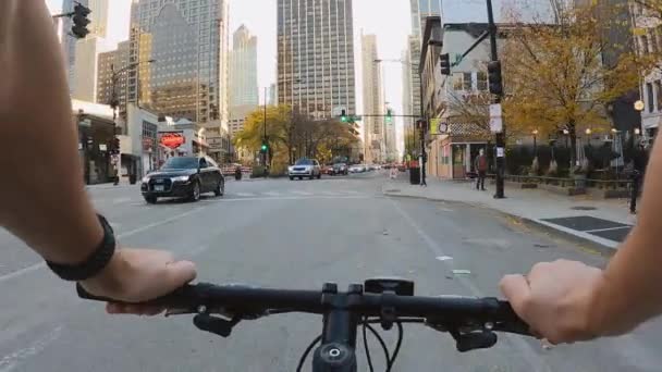 Chicago, Illinois: 27 de outubro de 2020 vista de um cara andando pela cidade em uma bicicleta — Vídeo de Stock