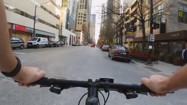 シカゴ、イリノイ州:2020年10月27日自転車で街を走る男からの眺め — ストック動画