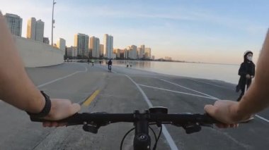 Chicago, Illinois: 27 Ekim 2020 Bisikletli bir adamdan görüntüler