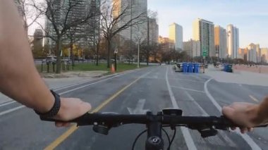 Chicago, Illinois: 27 Ekim 2020 Bisikletli bir adamdan görüntüler