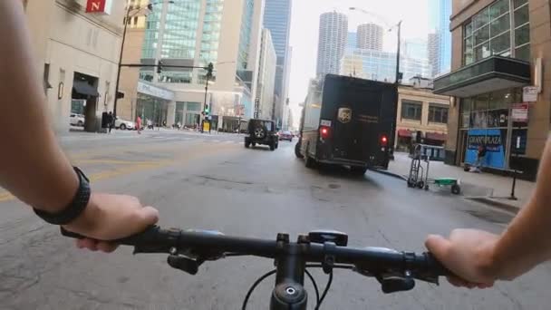 Chicago, Illinois: 27 oktober 2020 uitzicht van een man rijden door de stad op een fiets — Stockvideo