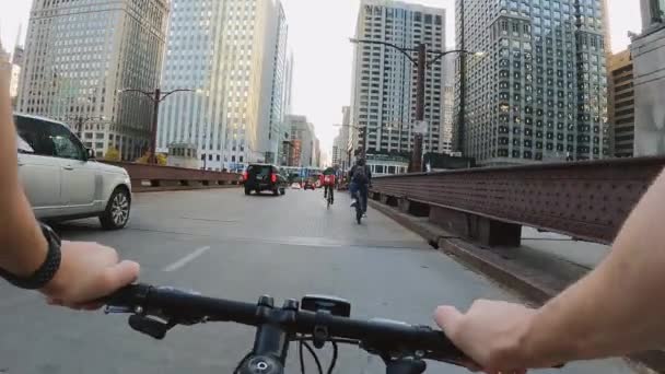 Chicago, Illinois: 27 ottobre 2020 vista da un ragazzo che attraversa la città in bicicletta — Video Stock