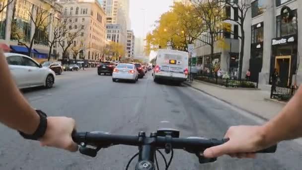 Chicago, Illinois: 27 oktober 2020 uitzicht van een man rijden door de stad op een fiets — Stockvideo