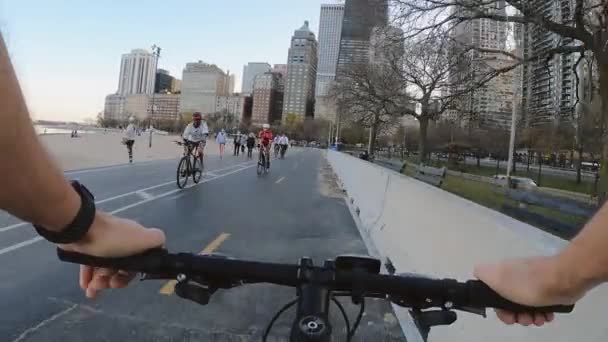 Chicago, Illinois: 27 oktober 2020 uitzicht van een man rijden door de stad op een fiets — Stockvideo