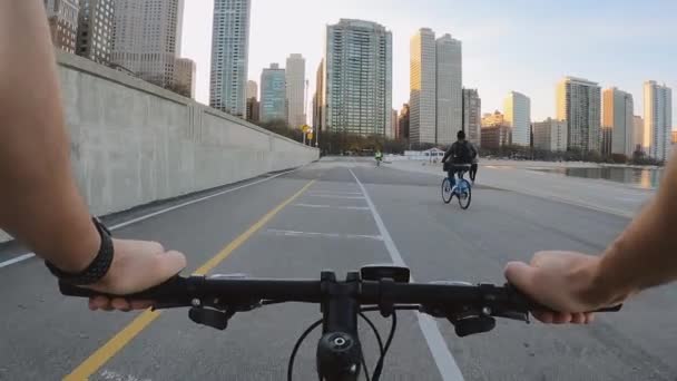 Chicago, Illinois: 27. října 2020 pohled z chlapa projíždějícího městem na kole — Stock video