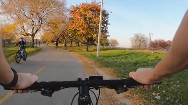 Chicago, Illinois: 27 oktober 2020 uitzicht van een man rijden door de stad op een fiets — Stockvideo