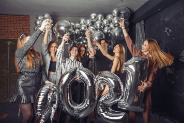 İnsanlar yeni yılı büyük balonlarla kutluyorlar.