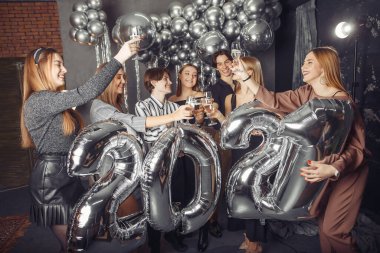 İnsanlar yeni yılı büyük balonlarla kutluyorlar.