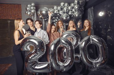 İnsanlar yeni yılı büyük balonlarla kutluyorlar.