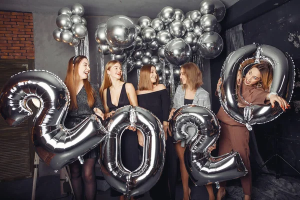 Gente celebrando un nuevo año con grandes globos — Foto de Stock