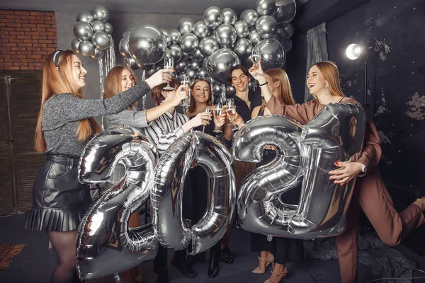 Gente celebrando un nuevo año con grandes globos — Foto de Stock