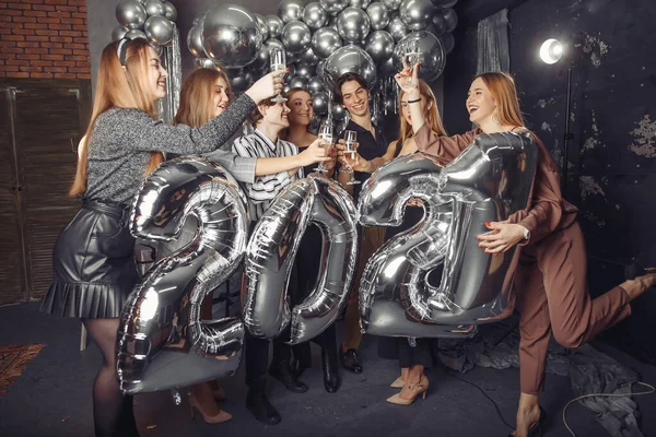 Люди святкують новий рік з великими кульками — стокове фото